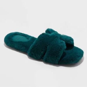 NWT Women’s Fuzzy Slide Slippers size 11